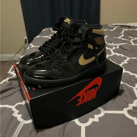 Jordan 1 gold metallic blacks - Picture 2 of 5